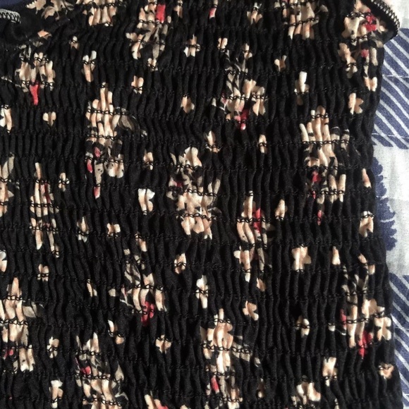 Tilly's Ivy + Main women large lettuce black w floral print cropped top - Picture 2 of 6